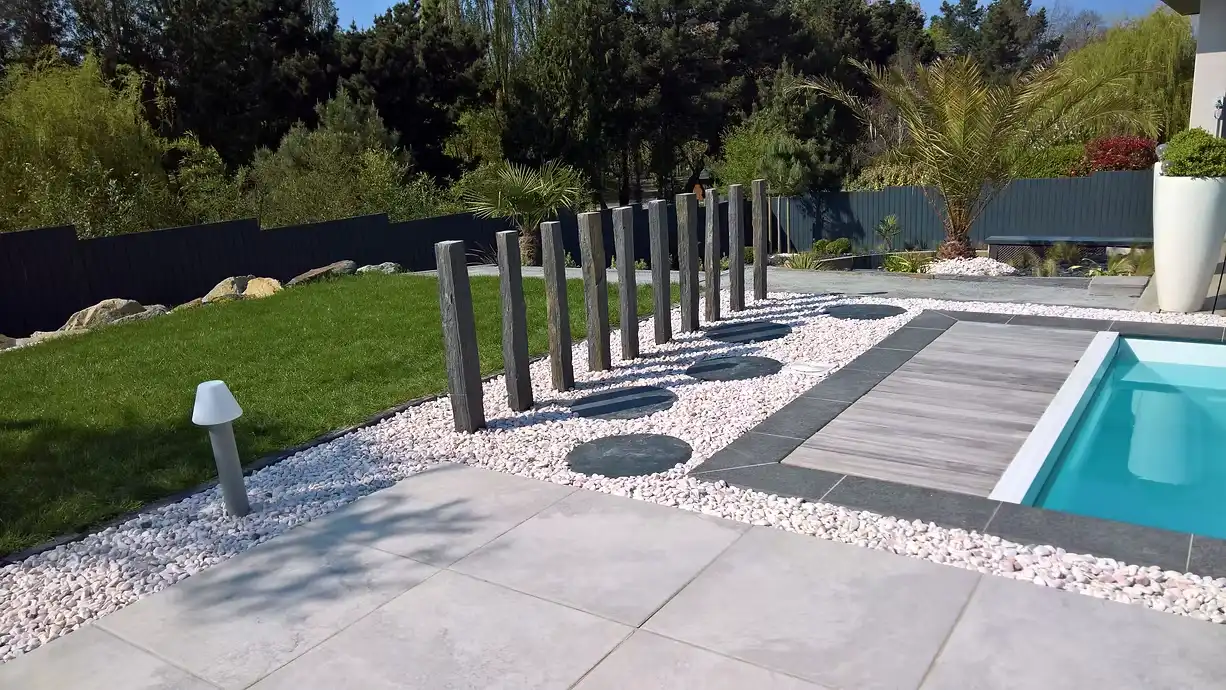 Margelles et dalles autour d'une piscine paysagée