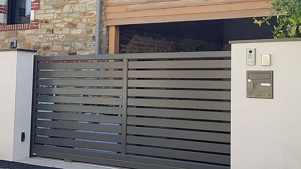 Portail coulissant aluminium anthracite à lames avec interphone, Terracity