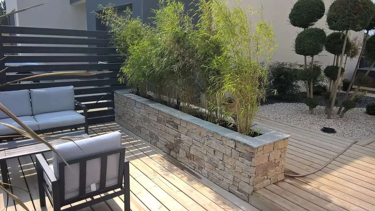 Terrasse contemporaine avec claustra et banc